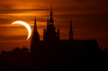 Miliony lidí na severní polokouli pozorovaly zatmění Slunce. Vidět bylo i v Česku