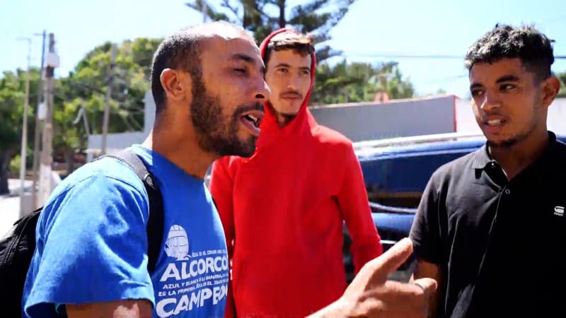 Pěšky přes poušť nebo lodí za tisíce eur. Migranti putovali do Ceuty i roky, popsal reportér
