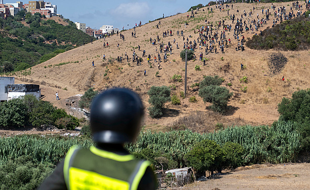 Další pokus o průnik do Ceuty. Na severu Maroka složky zadržely desítky migrantů