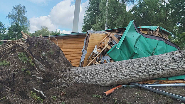 Najednou fouklo a bylo po všem. Strom při bouřce smetl chatku, táborníci měli štěstí