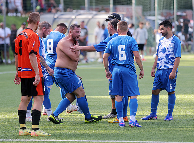 Vítězný nástup, živelné fandění i hádky. Romský fotbalový klub je zpět na scéně