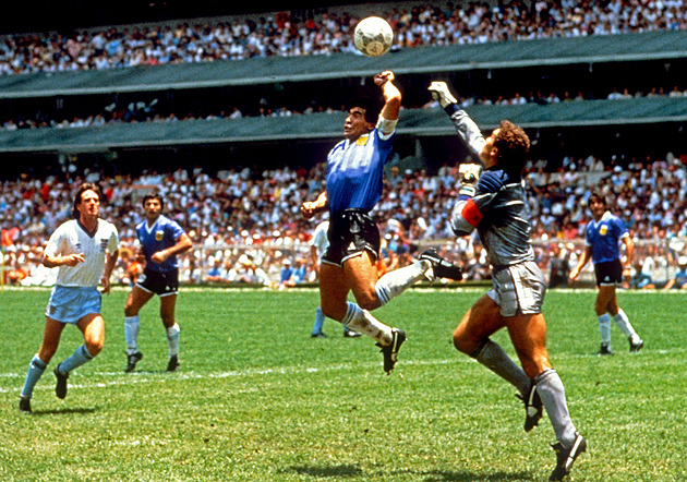 Svatý grál má cenovku. Míč z Maradonovy boží ruky se vydražil za 3,3 milionu dolarů