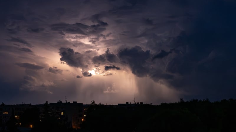 V Česku řádí bouřky: Objevil se i shelf cloud. MAPA ukazuje, kde naprší nejvíc