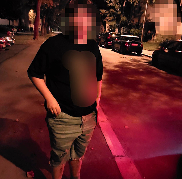 Mladík ve spodním prádle bloumal nočním městem, prohraná sázka ho pak mrzela
