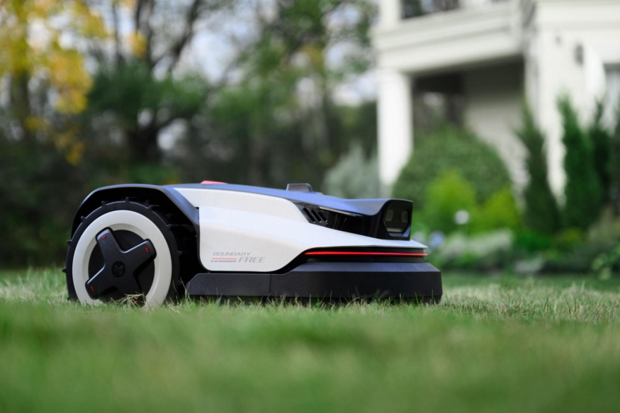 Roborock přivezl na veletrh IFA chytrou sekačku RockNeo Q2. Poradí si i s náročnějšími zahradami
