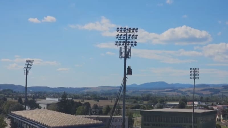 Neustále leze do výšek a hrozí, že skočí. Na dubnickém stadionu opět zachraňovali sebevraha