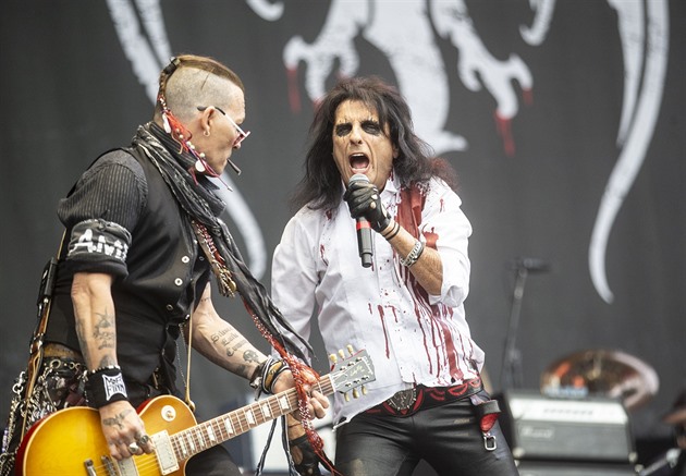 Hollywood Vampires rozezní Prahu. Na Deppa či Coopera čekají fanoušci od rána