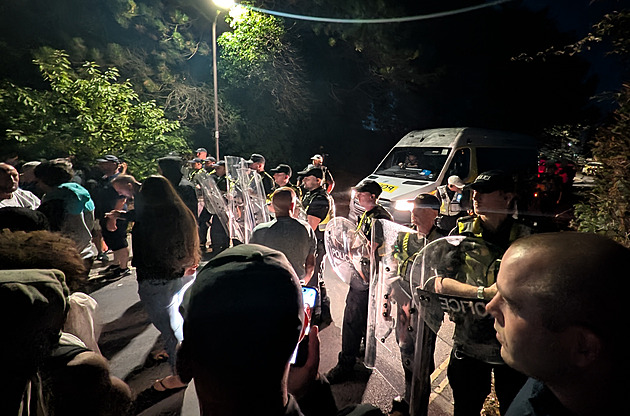 Stovky zahalených v Británii bránily vylodění migrantů. Hrubé, kritizuje vláda