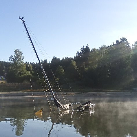 Na Lipně se potopila plachetnice. Hasiči vylovili kanystr s naftou a vyzvedávají loď