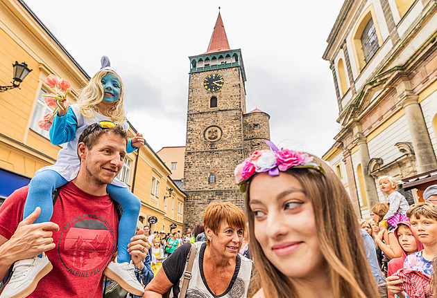Náměstí se promění v les, Šiška je v háji. Začíná Jičín - město pohádky