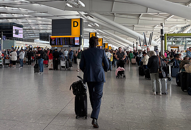 Britská letiště kvůli problémům s řízením provozu zrušila přes 2 000 letů