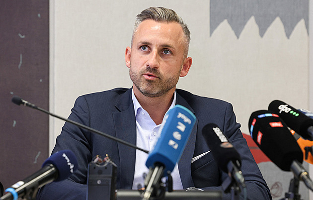 Jsem pro výrobu zbraní, budou třeba při deportaci migrantů, naznačil lídr AfD