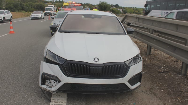 Kličkování opilce na D1 u Brna natočila kamera. Dopadla ho policie, při dechové zkoušce usínal