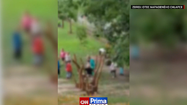 VIDEO: Kopance, šlapání, hra na bitku. Děti ve školce napadly čtyřletého chlapce
