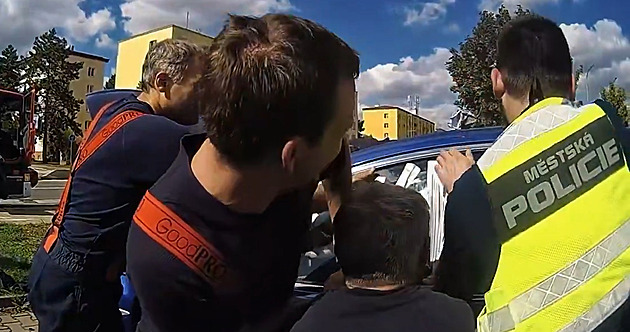 Auto uvěznilo řidiče při výměně baterie v klíčku, rozbití okna se bránil