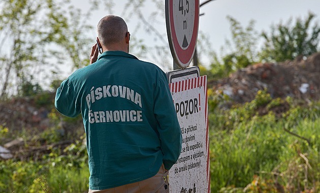 Policisté posílají k soudu devět lidí za kšefty v městské pískovně, padlo i přiznání