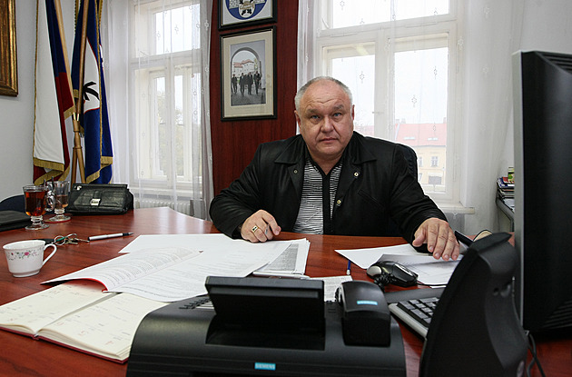 Starostu odsoudili za zpronevěru, odvolat ho nestihli. Zkolaboval a je v nemocnici