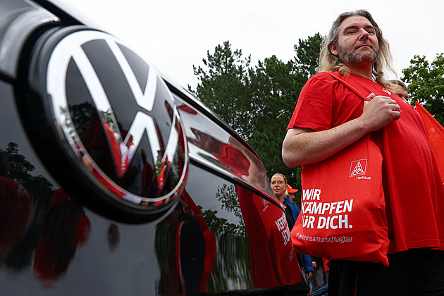 Strategie, nebo ztráta smyslu pro realitu? Odboráři VW v Německu chtějí přidat