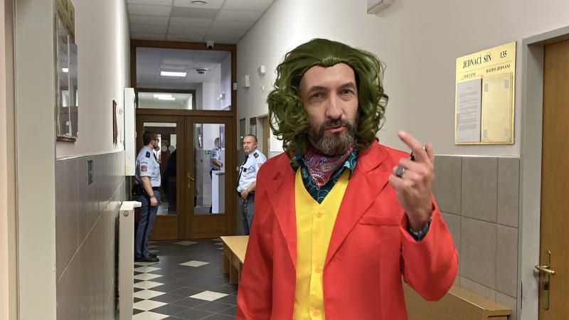„Bůh šašek“ volal Babišovi a vyhrožoval sebeupálením. Vůdce sekty skončil na psychiatrii