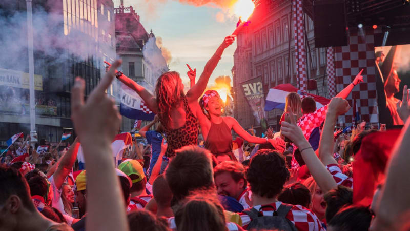 Fotbalové zvyky na čtyři způsoby. Jak se fandí a pije v Česku, Chorvatsku, Anglii a Španělsku?