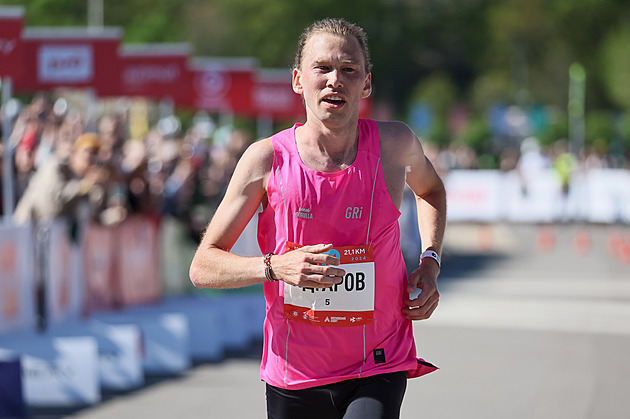 Maraton v kroksech v elitním čase. Rus šokoval Berlín netradičním rekordem
