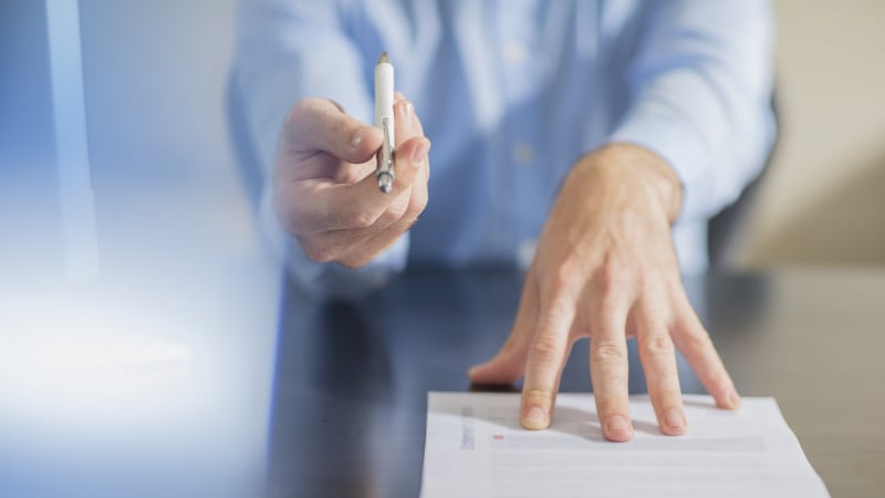 Energošmejdi nebo podomní prodejci. Smlouvy uzavřené doma se nemusí vyplatit, na co dát pozor?