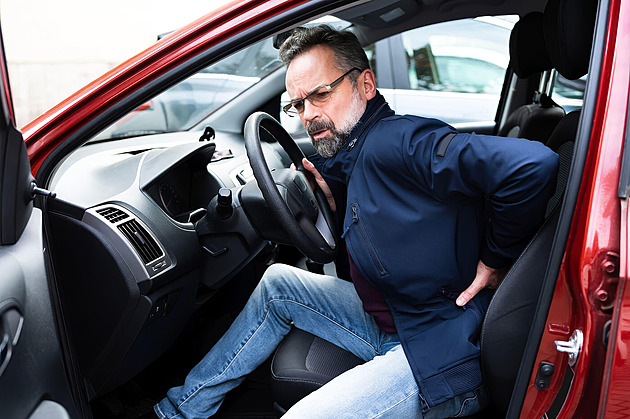 Nezaviněná nehoda, ale bez pásů? Jak to bude s odškodněním, popisuje advokát