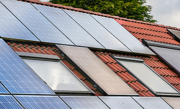 Chytrý systém řídí hospodaření s energií ze solárů. Zkouší ho už první domácnosti
