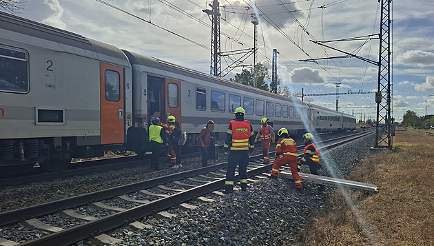 Rychlík narazil do heveru v kolejišti, 160 lidí vezly autobusy zpět na nádraží