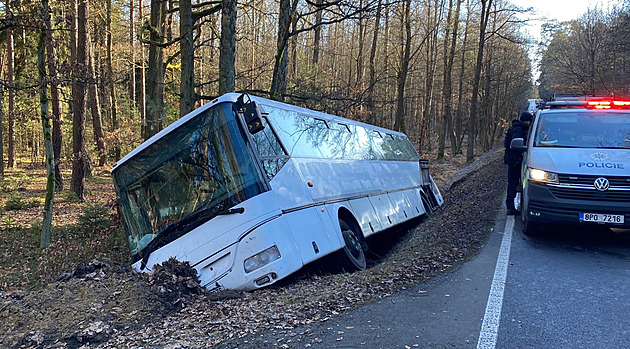 Opilý bezdomovec havaroval na vyjížďce s kradeným autobusem, zmírnili mu trest
