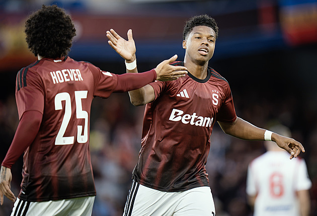 Sparta - Pardubice 2:0, góly v úvodech poločasů, trefili se Mercado a Zelený