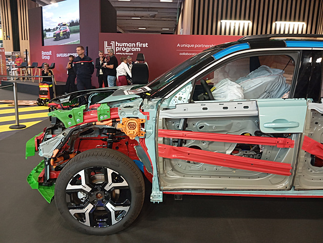Pod kůži vidíte autům jen na autosalonu. U Renaultu svlékli elektro rozbruskou