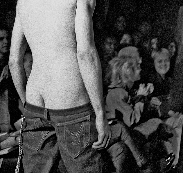 Hlavně aby šla vidět rýha. Ikonické kalhoty McQueen byly nižší než bokovky