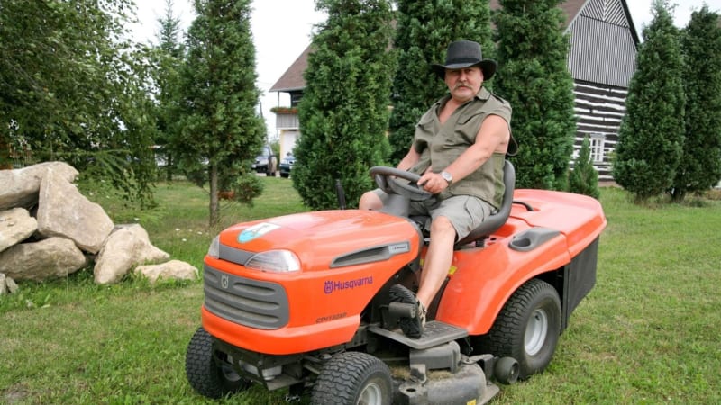 Bydlení herce Oty Jiráka. Žil na chalupě, kterou vyměnil za knížky z kupónové privatizace