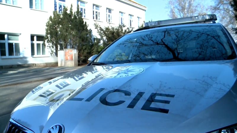 Vražda na Hronovsku: Žena nepřišla do práce ani domů, našli ji mrtvou u řeky