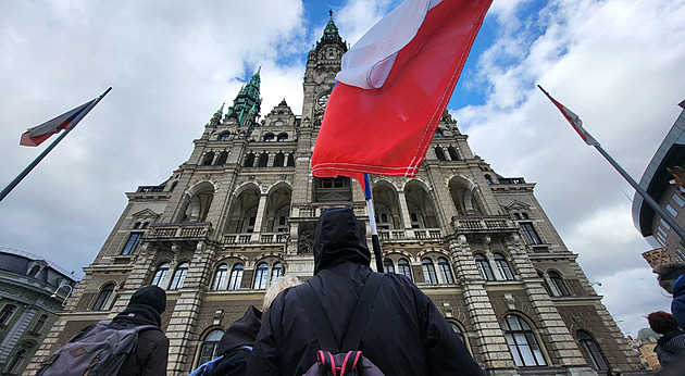 Vlna podpory pro ČT a ČRo: tisíce lidí v Brně, desítky v Budějovicích a Liberci