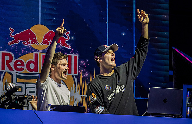 Během výměn hrála hudba, diváky hecoval DJ Menšík. Může to být budoucnost tenisu?