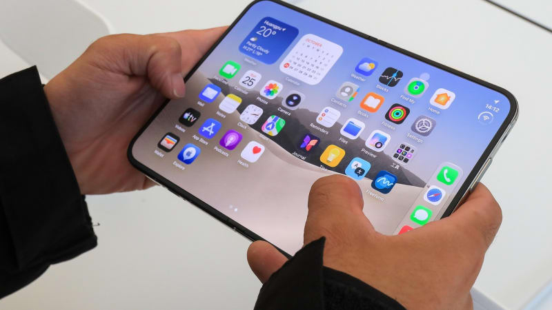 Displeje nových skládacích iPhonů praskají po dni provozu. Zákazníci líčí zlověstné lupnutí