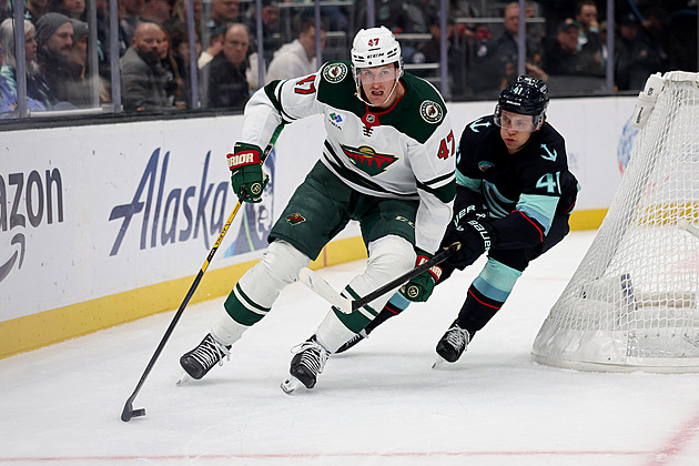 Tumáš, kup si nové. Hokejista v NHL rozlil fanouškovi pivo, pak mu dal peníze
