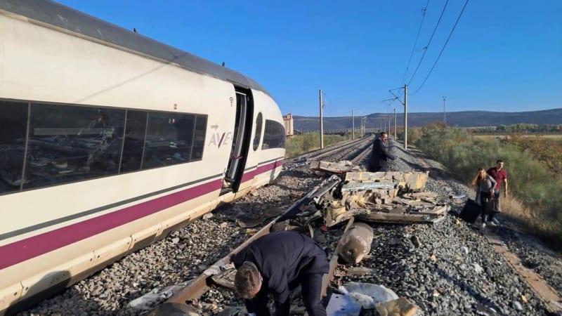 Ve zdemolovaných vlacích mohl jet Čech. Blízcí se po srážce obrátili na ministerstvo